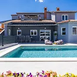 Otium For 8 People With 32 M2 Heated Pool, Outdoor Cinema, Kids Playground & Area * Loborika