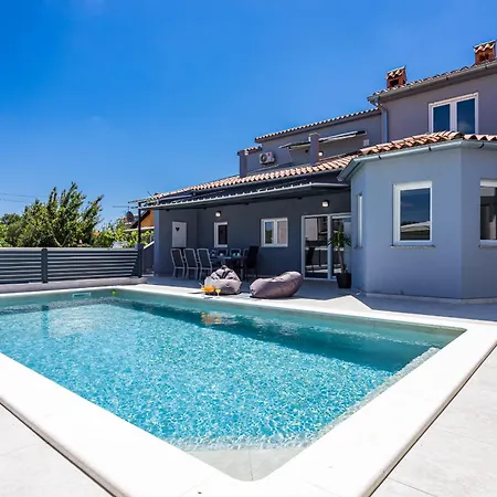 Otium For 8 People With 32 M2 Heated Pool, Outdoor Cinema, Kids Playground & Area * Loborika