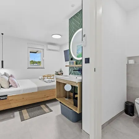 Villa Otium For 8 People With 32 M2 Heated Pool, Outdoor Cinema, Kids Playground & Area