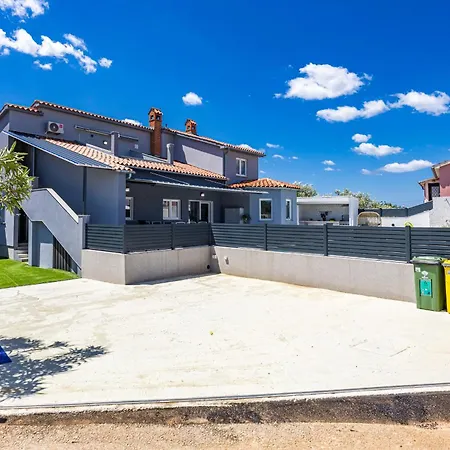 Villa Otium For 8 People With 32 M2 Heated Pool, Outdoor Cinema, Kids Playground & Area Loborika