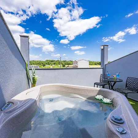 Otium For 8 People With 32 M2 Heated Pool, Outdoor Cinema, Kids Playground & Area Loborika