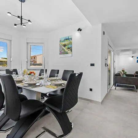 Otium For 8 People With 32 M2 Heated Pool, Outdoor Cinema, Kids Playground & Area
