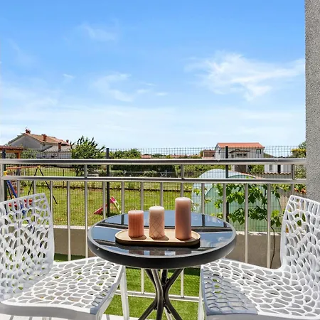 Villa Otium For 8 People With 32 M2 Heated Pool, Outdoor Cinema, Kids Playground & Area Loborika