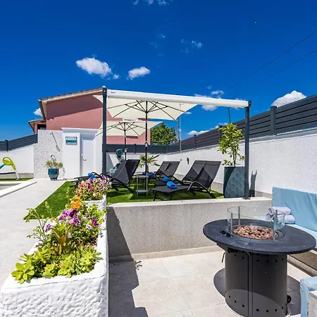 Otium For 8 People With 32 M2 Heated Pool, Outdoor Cinema, Kids Playground & Area Villa