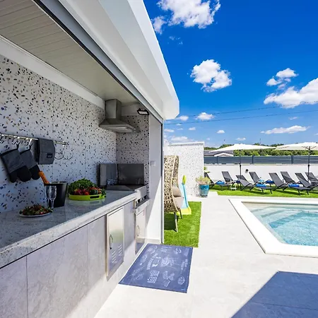 Otium For 8 People With 32 M2 Heated Pool, Outdoor Cinema, Kids Playground & Area Villa