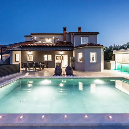 Otium For 8 People With 32 M2 Heated Pool, Outdoor Cinema, Kids Playground & Area Villa *