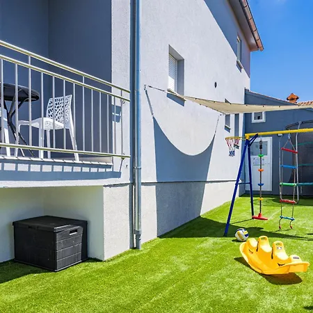 Villa Otium For 8 People With 32 M2 Heated Pool, Outdoor Cinema, Kids Playground & Area Loborika