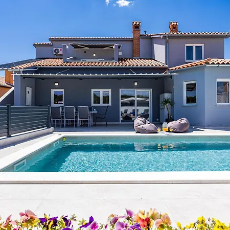 Otium For 8 People With 32 M2 Heated Pool, Outdoor Cinema, Kids Playground & Area * Loborika