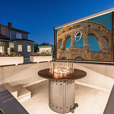 Otium For 8 People With 32 M2 Heated Pool, Outdoor Cinema, Kids Playground & Area Villa