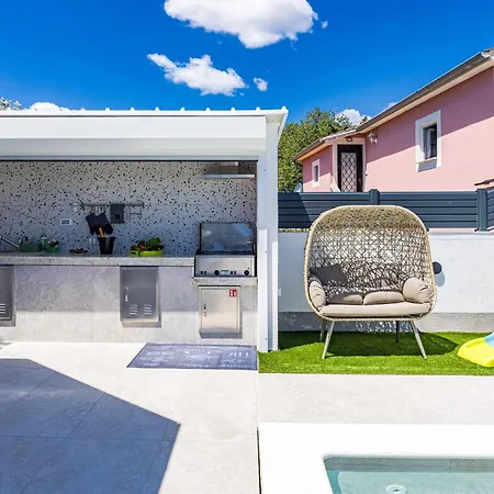Otium For 8 People With 32 M2 Heated Pool, Outdoor Cinema, Kids Playground & Area Villa