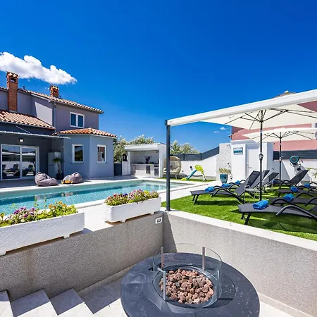 Otium For 8 People With 32 M2 Heated Pool, Outdoor Cinema, Kids Playground & Area Villa *