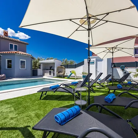 Villa Otium For 8 People With 32 M2 Heated Pool, Outdoor Cinema, Kids Playground & Area *