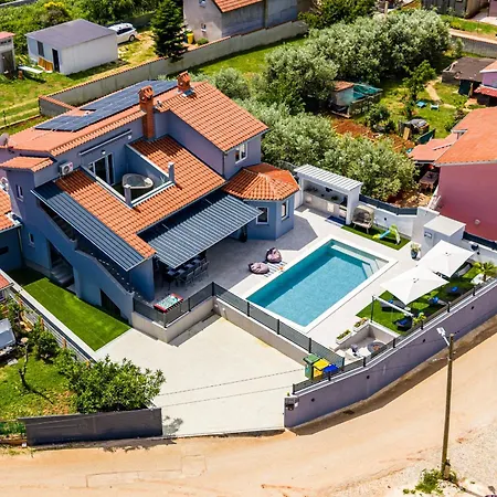 Otium For 8 People With 32 M2 Heated Pool, Outdoor Cinema, Kids Playground & Area * Loborika