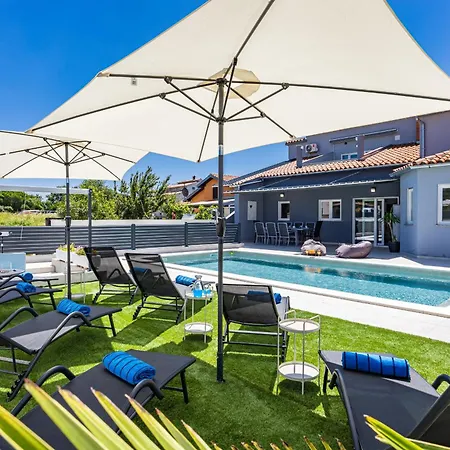 Otium For 8 People With 32 M2 Heated Pool, Outdoor Cinema, Kids Playground & Area Villa *