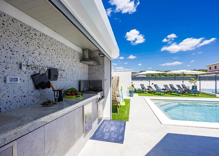 Otium For 8 People With 32 M2 Heated Pool, Outdoor Cinema, Kids Playground & Area ヴィラ